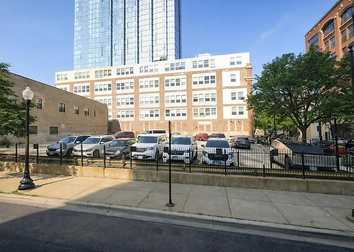 Elegant South Loop With Optional Parking And Gym Access Walk To Mccormick Place & Field Museum *